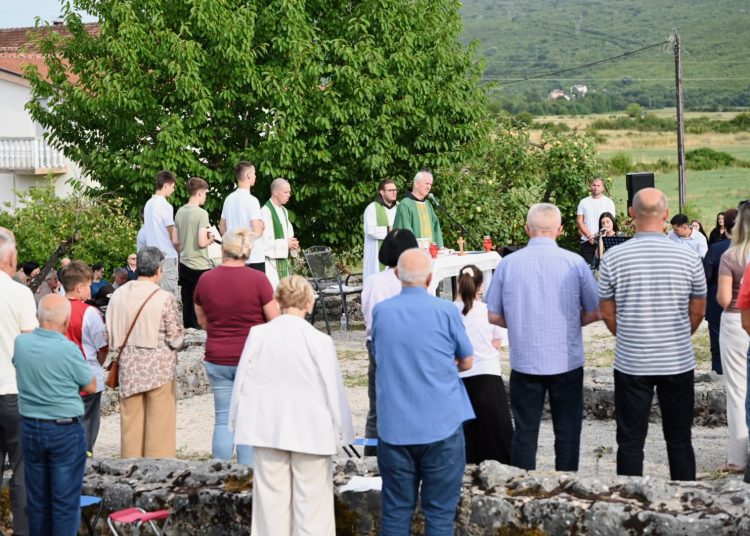 Sveta misa na Crkvini u Mokrom: Fra Jozo Grbeš istaknuo važnost mudrosti i tišine