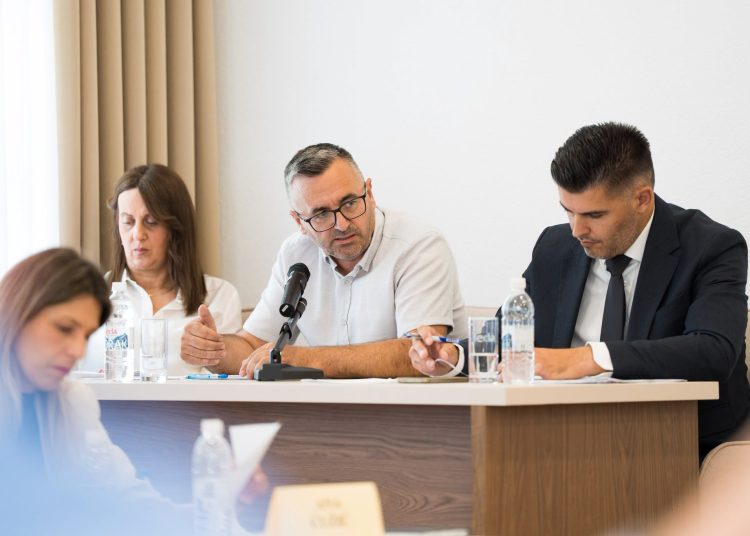 Široki Brijeg: Vijećnici jednoglasno usvojili odluke o dobiti Vodovoda, gradskim nekretninama i dodjeli Zlatnih plaketa