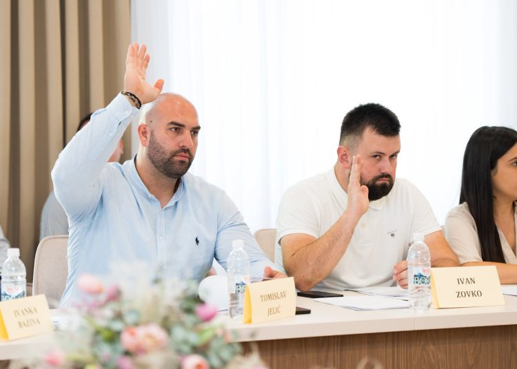 Široki Brijeg: Vijećnici jednoglasno usvojili odluke o dobiti Vodovoda, gradskim nekretninama i dodjeli Zlatnih plaketa