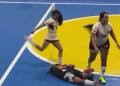 (VIDEO) Tukla djevojku nogom u glavu dok je ležala na podu