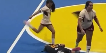 (VIDEO) Tukla djevojku nogom u glavu dok je ležala na podu