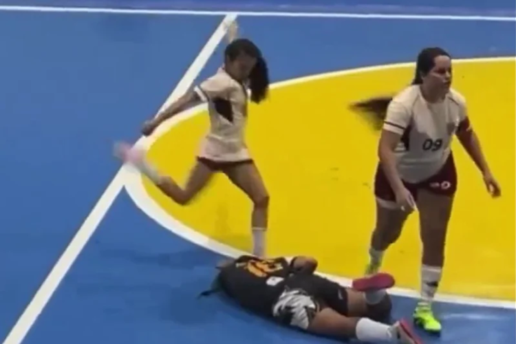 (VIDEO) Tukla djevojku nogom u glavu dok je ležala na podu