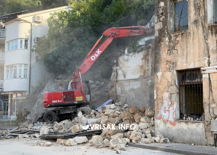 Počelo rušenje još jednog derutnog objekta u središtu Širokog Brijega