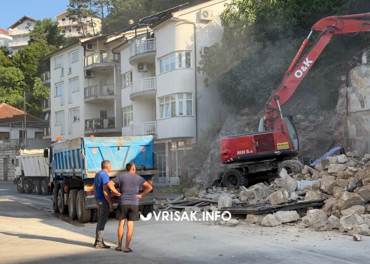 Počelo rušenje još jednog derutnog objekta u središtu Širokog Brijega