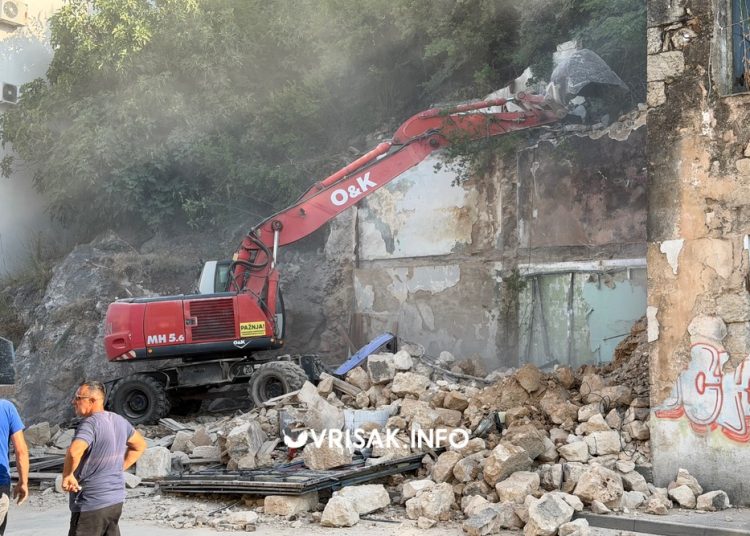 Počelo rušenje još jednog derutnog objekta u središtu Širokog Brijega