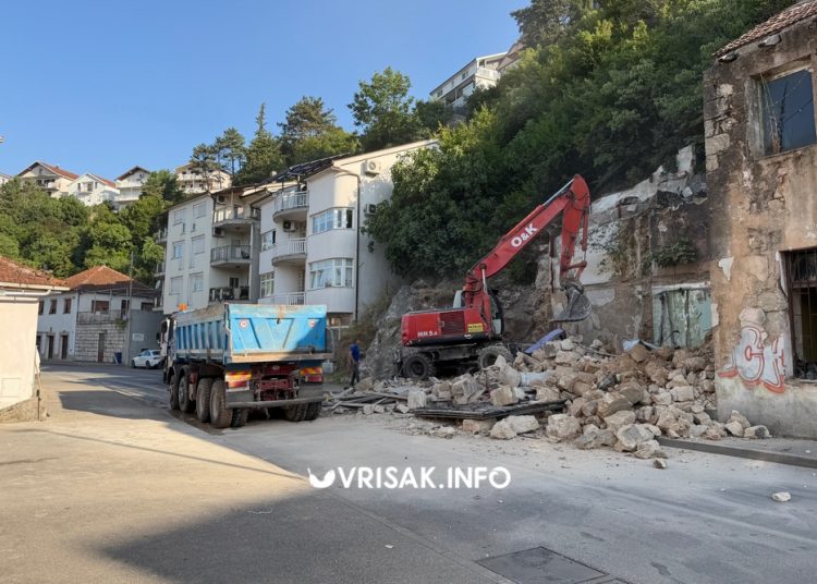 Počelo rušenje još jednog derutnog objekta u središtu Širokog Brijega