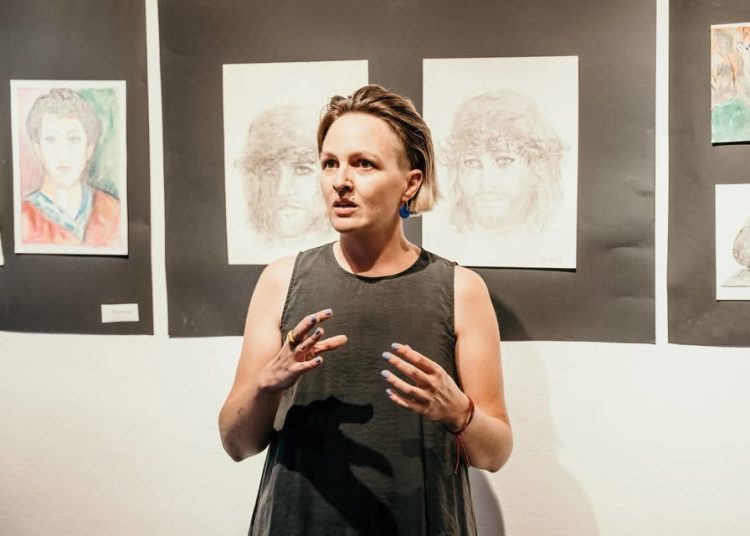 Široki Brijeg: U Galeriji Vrba otvorena izložba likovnih radova polaznika projekta „Treća dob“