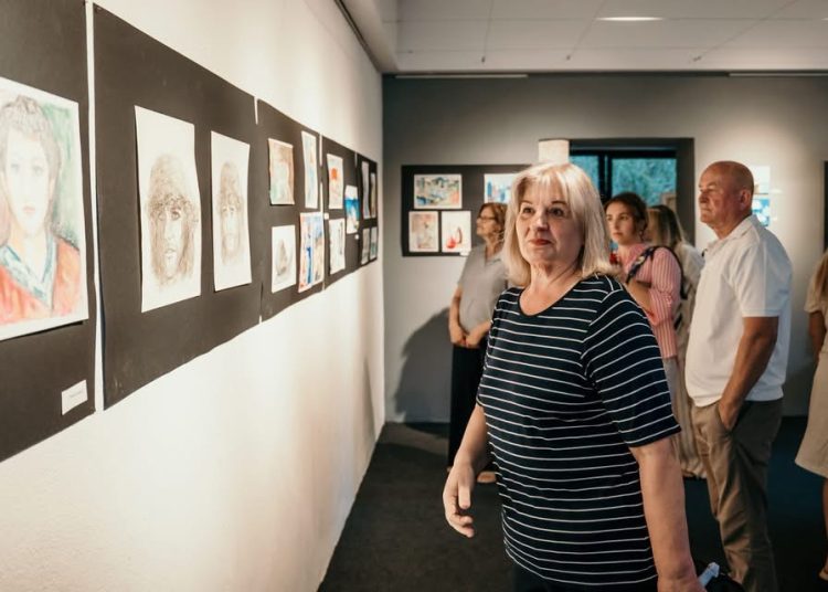 Široki Brijeg: U Galeriji Vrba otvorena izložba likovnih radova polaznika projekta „Treća dob“