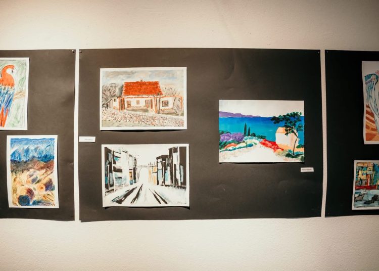 Široki Brijeg: U Galeriji Vrba otvorena izložba likovnih radova polaznika projekta „Treća dob“