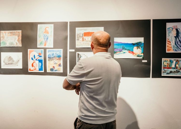 Široki Brijeg: U Galeriji Vrba otvorena izložba likovnih radova polaznika projekta „Treća dob“