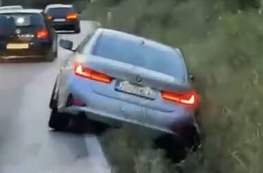 Ljubuški: Prometna nezgoda u Proboju, BMW završio u kanalu pored ceste Ljubuški: Prometna nezgoda u Proboju, BMW završio u kanalu pored ceste