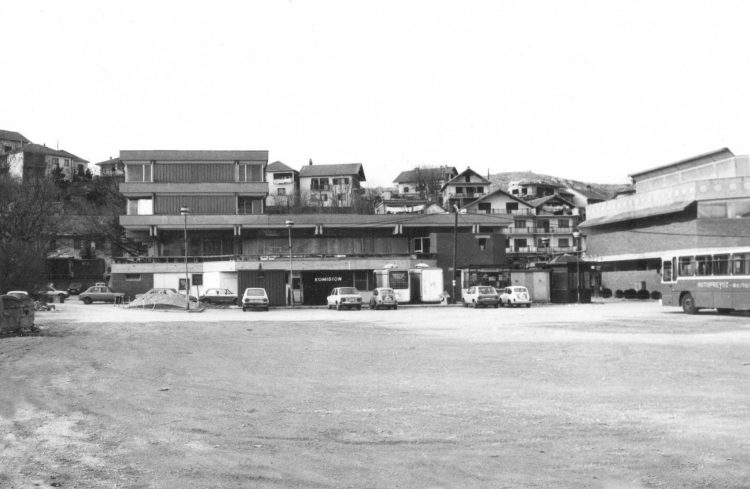 Iz prošlosti Širokog Brijeg: Parking ispod hotela Park i autobusna stanica 1992.