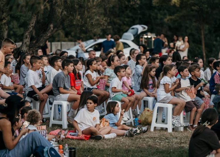 Brojna publika uživala u prvoj večeri Kina pod zvijezdama u Širokom Brijegu