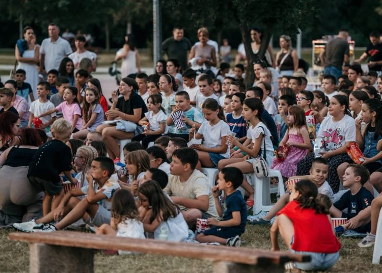 Brojna publika uživala u prvoj večeri Kina pod zvijezdama u Širokom Brijegu