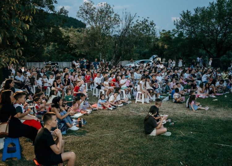 Brojna publika uživala u prvoj večeri Kina pod zvijezdama u Širokom Brijegu