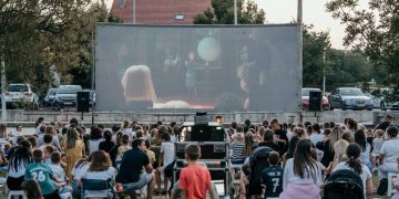 Brojna publika uživala u prvoj večeri Kina pod zvijezdama u Širokom Brijegu