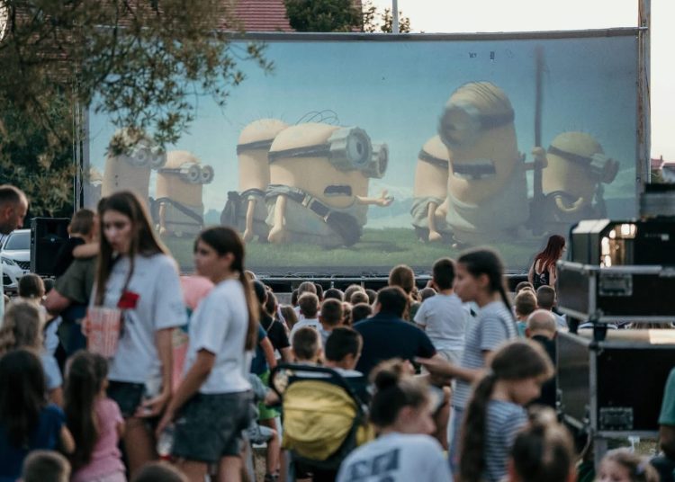 Brojna publika uživala u prvoj večeri Kina pod zvijezdama u Širokom Brijegu
