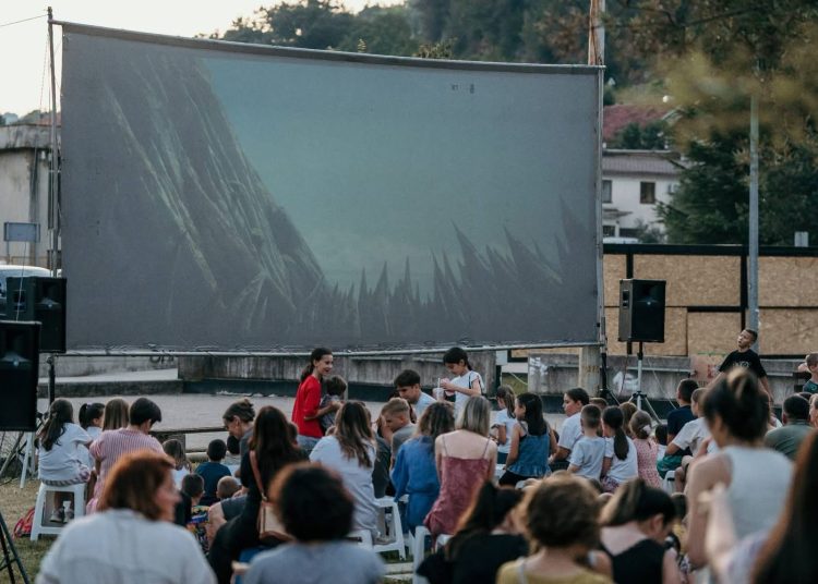 Brojna publika uživala u prvoj večeri Kina pod zvijezdama u Širokom Brijegu