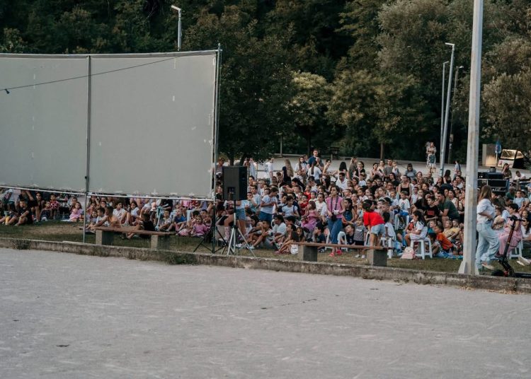 Brojna publika uživala u prvoj večeri Kina pod zvijezdama u Širokom Brijegu