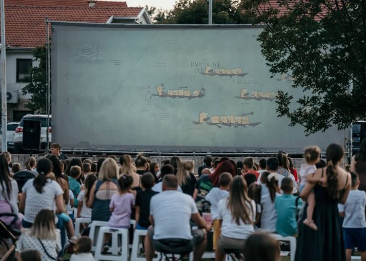 Brojna publika uživala u prvoj večeri Kina pod zvijezdama u Širokom Brijegu
