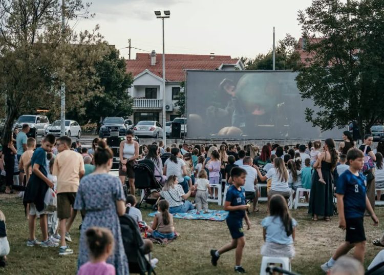 Brojna publika uživala u prvoj večeri Kina pod zvijezdama u Širokom Brijegu