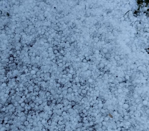 Nevrijeme u Hercegovini: Snažna tuča zabijelila sve u nekoliko minuta
