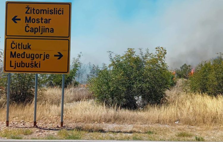 Požar kod Čitluka, vatra se širi prema kućama