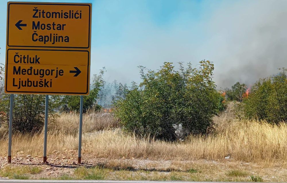 Požar kod Čitluka, vatra se širi prema kućama Požar kod Čitluka, vatra se širi prema kućama