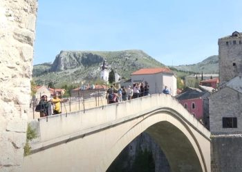 Turisti ne odustaju od Mostara ni na najvećim vrućinama
