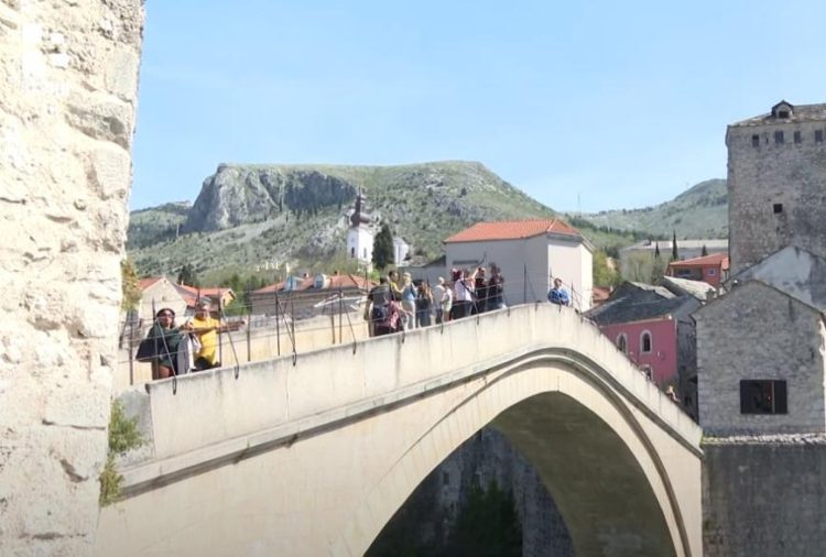 Turisti ne odustaju od Mostara ni na najvećim vrućinama