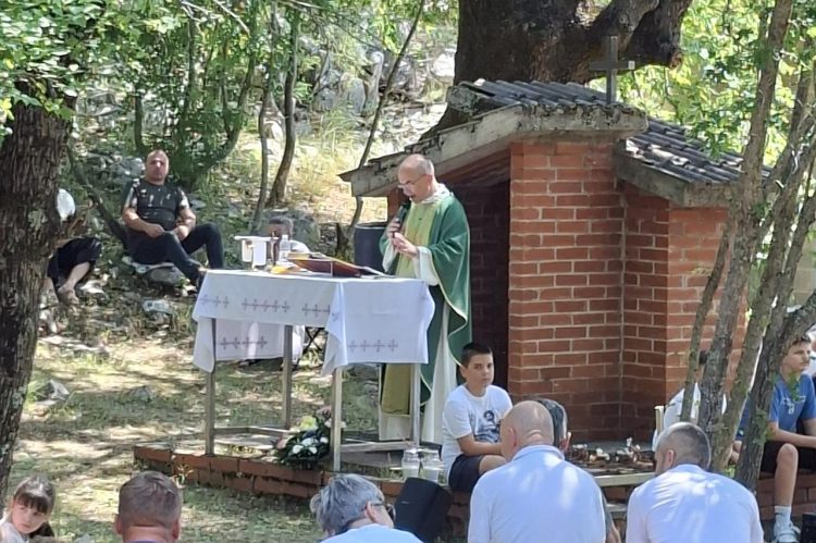 Misa na Kruškovcu iznad Širokog Brijega: Mjesto tajnih krštenja, misa i mučeništva ponovno okupilo vjernike