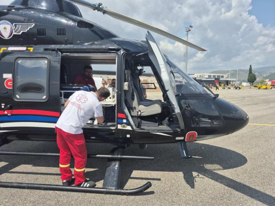 Angažiran helikopter: Beba stara samo dva dana prebačena iz Mostara na liječenje u Beograd Angažiran helikopter: Beba stara samo dva dana prebačena iz Mostara na liječenje u Beograd