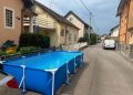 Žena u zagrebačkoj Dubravi postavila bazen na ulici jer nema mjesta u dvorištu