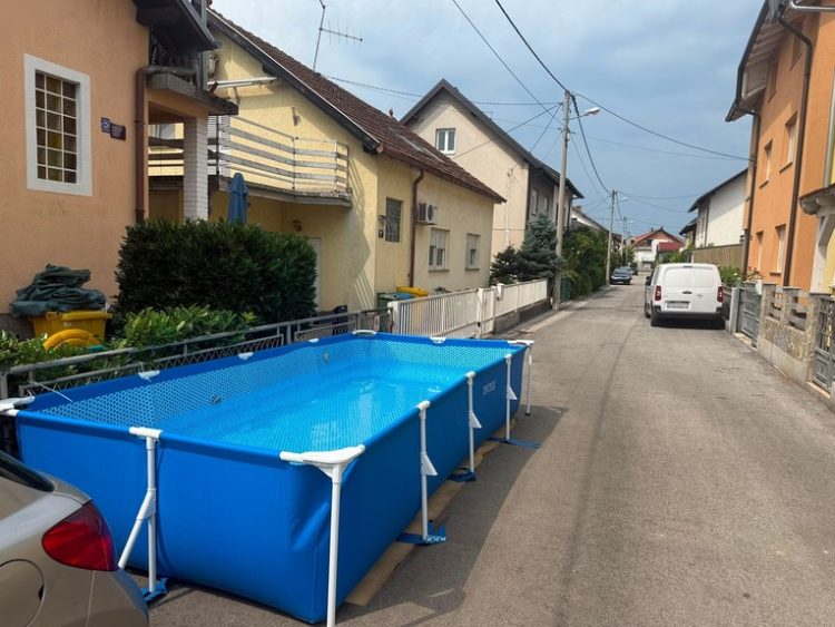 Žena u zagrebačkoj Dubravi postavila bazen na ulici jer nema mjesta u dvorištu
