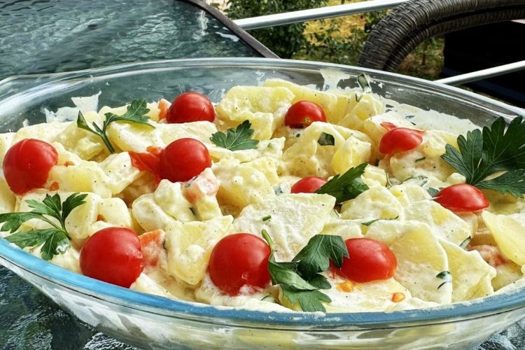 Savršen ljetni prilog: Kremasta krumpir salata koju ćete pripremati iznova
