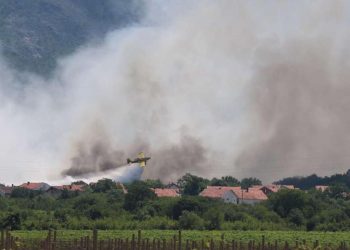 Grom izazvao požar na Čvrsnici: Vatra i dalje aktivna na nepristupačnom terenu