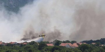 Grom izazvao požar na Čvrsnici: Vatra i dalje aktivna na nepristupačnom terenu