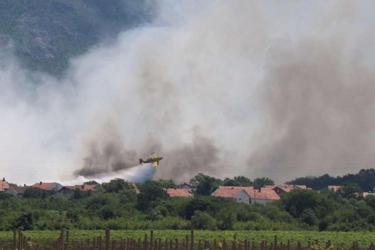 Grom izazvao požar na Čvrsnici: Vatra i dalje aktivna na nepristupačnom terenu