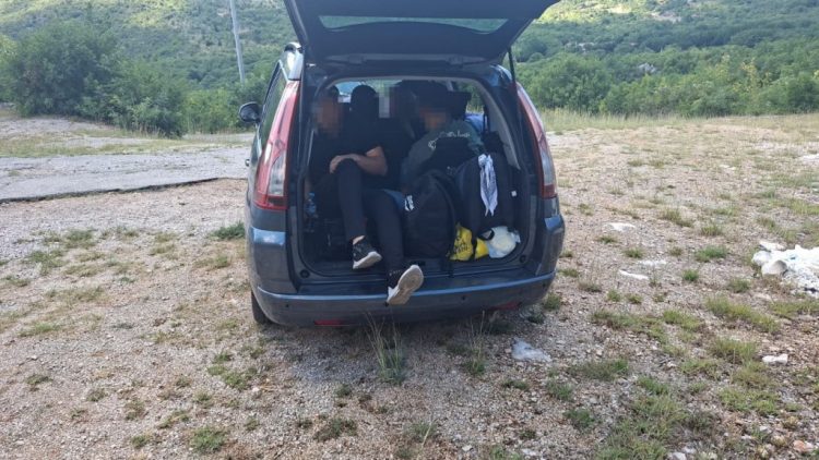 Spriječeno krijumčarenje 12 migranata kod Gruda i Livna, uhićene četiri osobe
