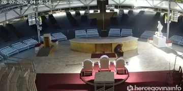 (VIDEO) Policija obavlja očevid: Kamera snimila muškarca kako pali vanjski oltar u Međugorju