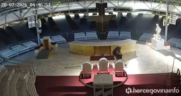 (VIDEO) Policija obavlja očevid: Kamera snimila muškarca kako pali vanjski oltar u Međugorju