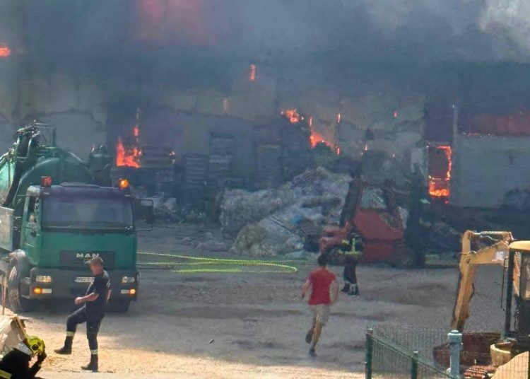 Veliki požar u Grudama: Vatra zahvatila skladište, vatrogasci na terenu
