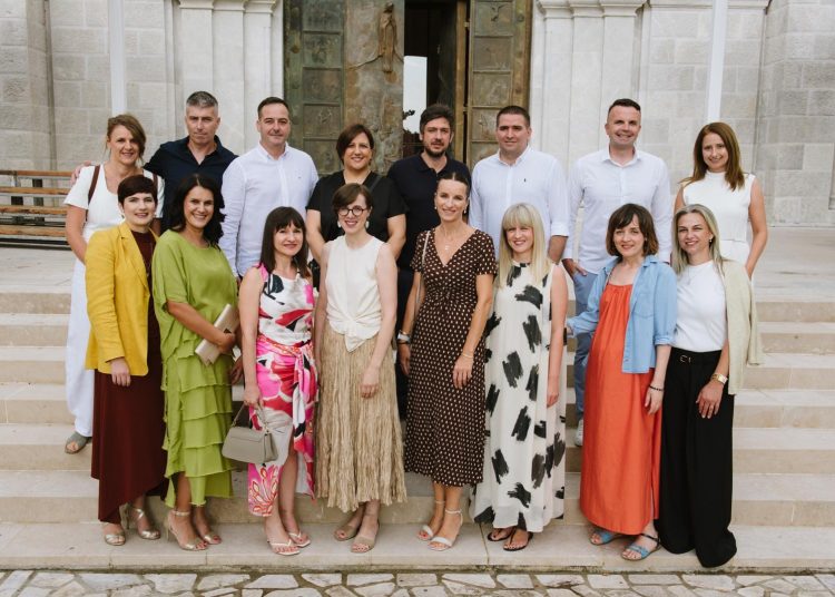 Široki Brijeg: Bivši gimnazijalci proslavili 25 godina mature