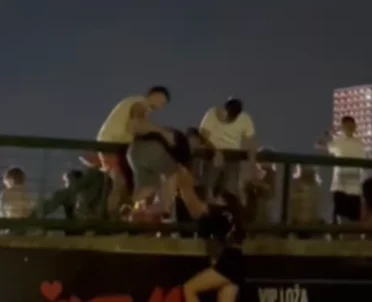 Koncert Dine Merlina zasjenio problem s ulaznicama: “Dino, lopove” odzvanjalo ispred Koševa Koncert Dine Merlina zasjenio problem s ulaznicama: “Dino, lopove” odzvanjalo ispred Koševa