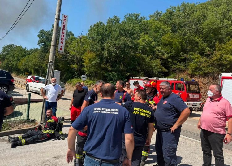 Veliki požar u Grudama: Vatra zahvatila skladište, vatrogasci na terenu