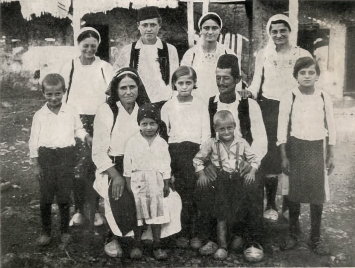 Pogled u prošlost Širokog Brijega: Obitelj iz Mokrog s devetero djece na fotografiji iz 1937. godine