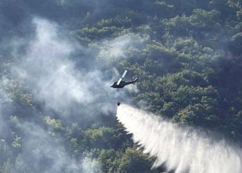 Helikopter OS BiH od ranih jutarnjih sati gasi požar na području Konjica