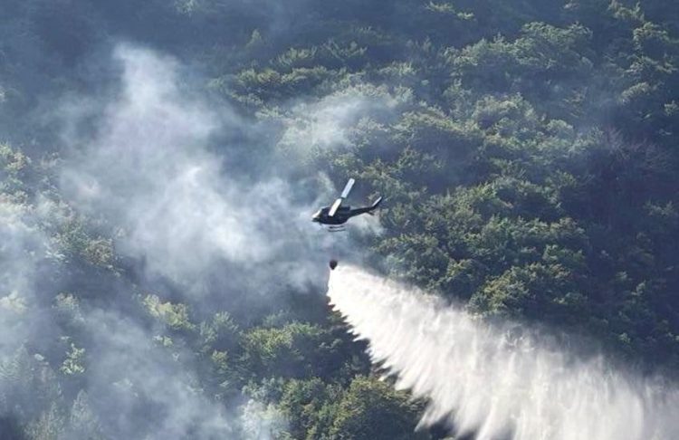 Helikopter OS BiH od ranih jutarnjih sati gasi požar na području Konjica