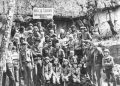 Fotografija iz 1974.: Širokobriješki izviđači ispred zloglasne “Vučje jazbine”