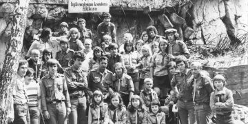 Fotografija iz 1974.: Širokobriješki izviđači ispred zloglasne “Vučje jazbine”
